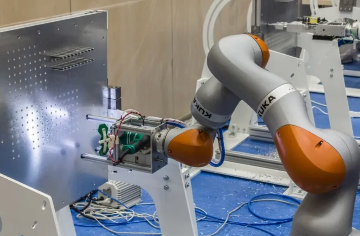机器人加工工作站 -打孔